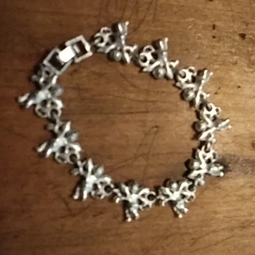Beautiful silver tone interlocking angel braclet